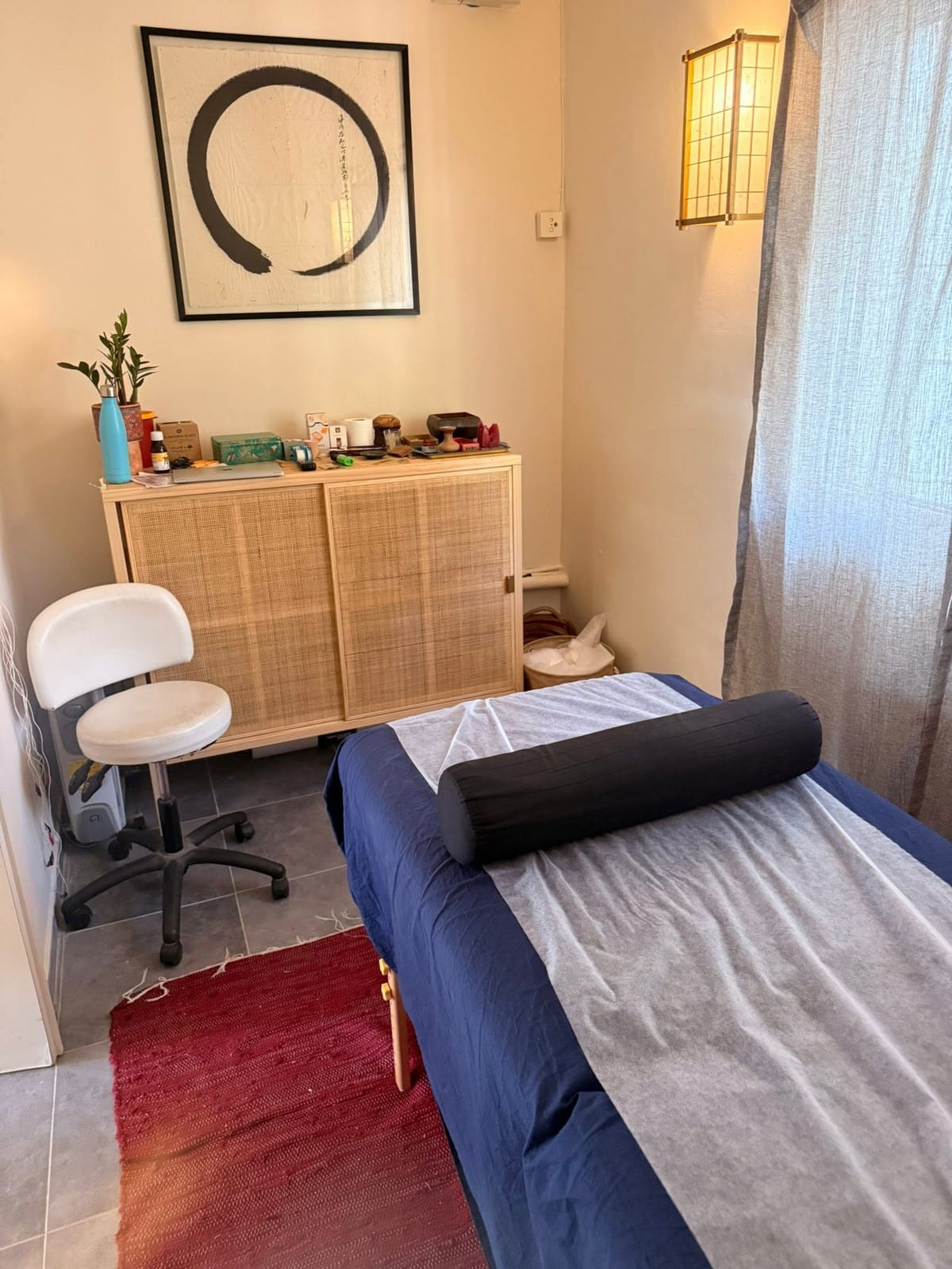 חדר הטיפולים עם אנסו ומנורה יפנית, קליניקה להשכרה בפרדס חנה
